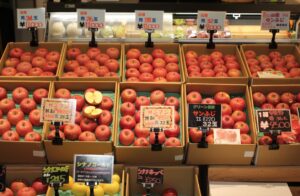 諏訪でりんごを買うなら八百新、諏訪湖マルシェへ